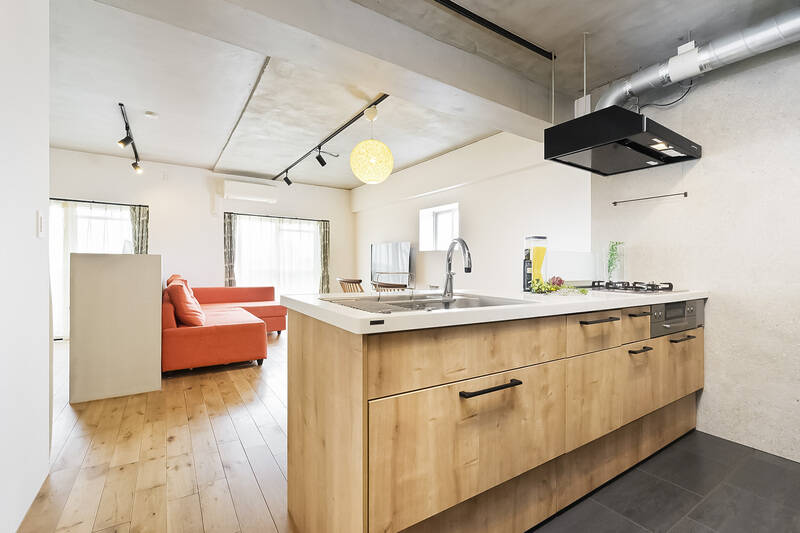 こちらは、約15.4帖のLDK。南東と南西向きの二面採光のため、自然光がたっぷりと入ってきます。もう少し奥に進んでみましょう。