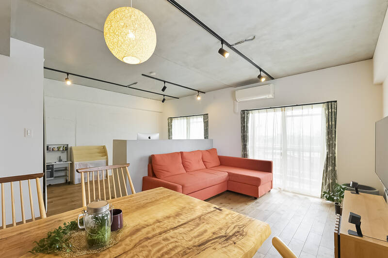 約6.1帖のベッドスペースが隣接していますが、腰壁で仕切られているため、空間には圧迫感がありません。むしろ天井が高く取られているおかげで、開放感があります。