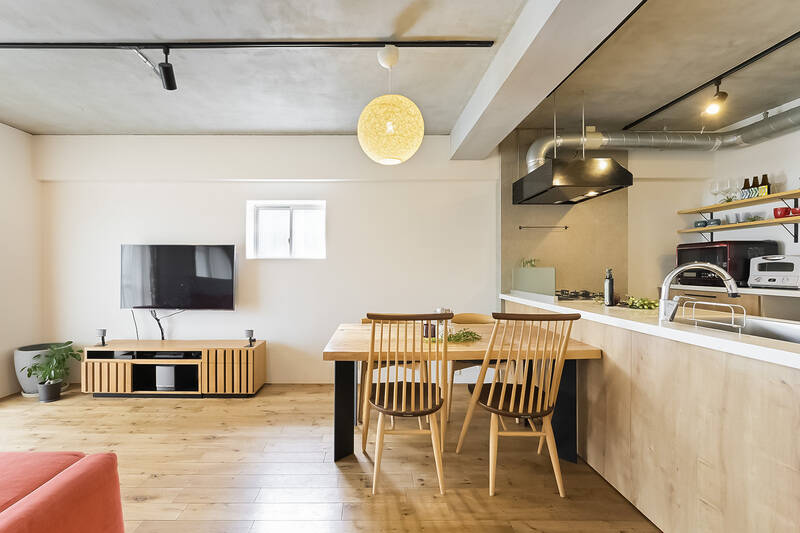 床材は、温もりのある無垢フローリング。足触りがいいのはもちろん、経年変化による味わいも楽しめます。