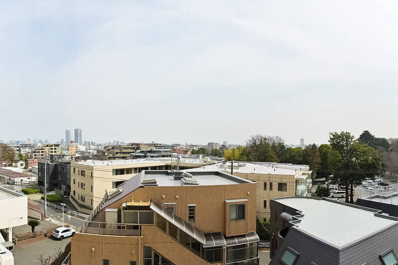 おお、抜け感のある気持ちいい眺望！ 目黒通りと田向通り、ふたつの道路に挟まれた立地ですが、二重サッシが採用されているため、車の走行音は軽減されていそうです。現地でもお確かめくださいね。
