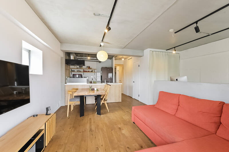 それでは正面のキッチンを見たあと、水まわりを拝見しましょう！