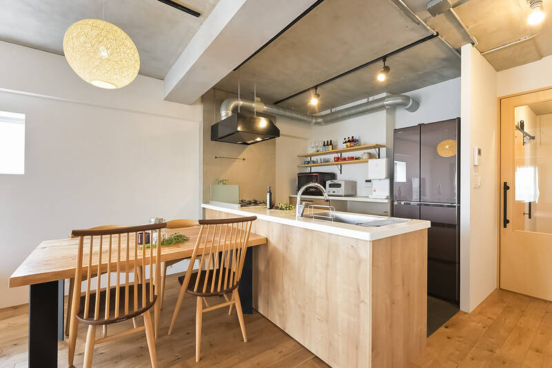 キッチンは、ウッディなデザイン。剥き出しのダクトがほんのりと無骨な印象をプラスしてくれます。