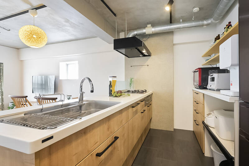 床はタイル貼りで清掃性に優れています。背面には豊富な収納スペースが用意されており、調理家電の置き場所にも困らなそう。