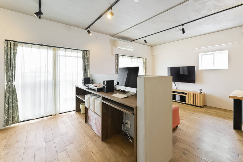 ベッドスペースからLDKを向いて一枚。うんうん、窓からの光を余すことなく感じられて気持ちいいですね。