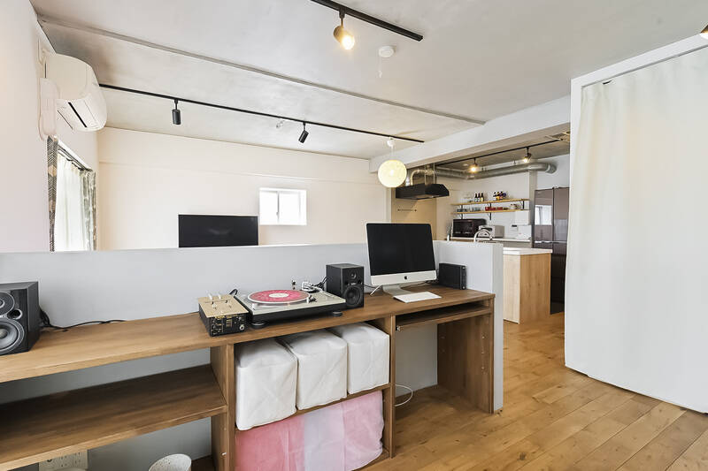 別角度からのカット。右手のカーテンで隠れている箇所は、収納スペースです。