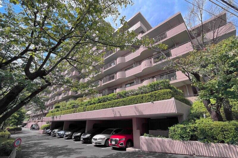 1986年竣工・総戸数257戸の新耐震基準に適合したマンション。2026年4月の取材時は、大規模修繕工事中につき外壁に足場が設置されていたため、外観写真は2024年9月に撮影のものを掲載しています。