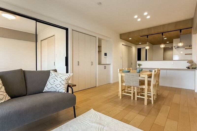 約16.5帖のLDKは、白と木目を基調にしたナチュラルな空間。