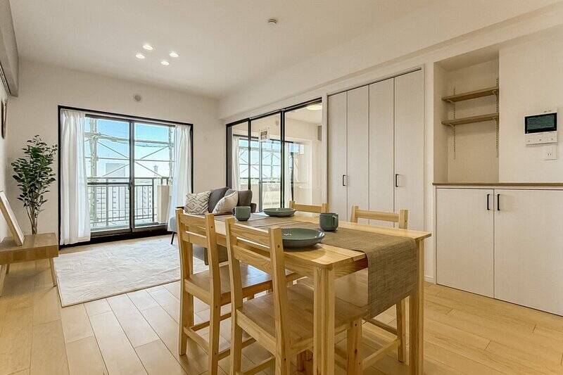 壁面には扉つきの収納や可動棚が付いたニッチが備わっています。隣接する洋室Aとはガラスの引き戸で仕切られており、圧迫感を感じにくい造りです。