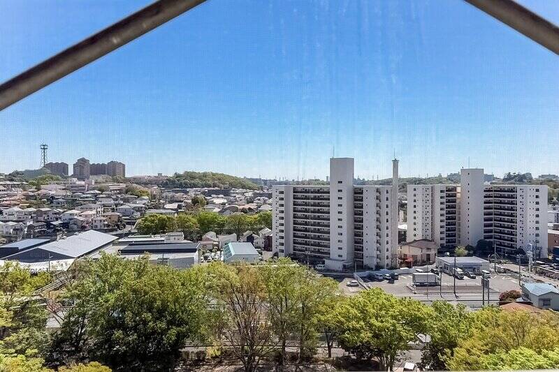 南東向きのバルコニーからの眺望は抜けており、眼下には敷地内の植栽が広がっています。爽快感があって気持ちいい〜！