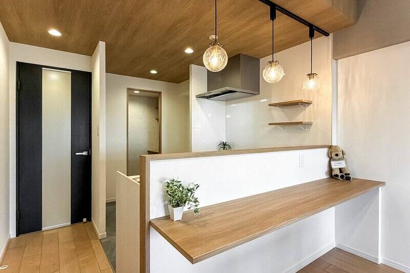 対面キッチンにはカウンターが付いています。忙しい朝はここでサッと食事をとるのもよさそう。