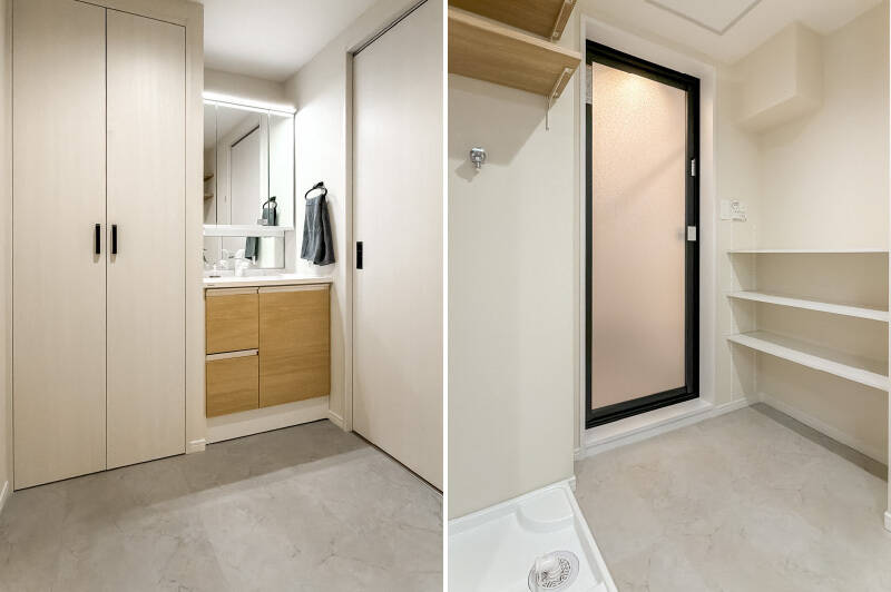 <b>左・</b>洗面室はゆとりあるサイズ。シンプルな洗面台の隣には、天井高いっぱいのトール収納が設けられています。／<b>右・</b>それだけに留まらず、洗濯機置き場の上部と隣の壁面には、可動棚のオープン収納が。収納量が豊富でありがたい……！