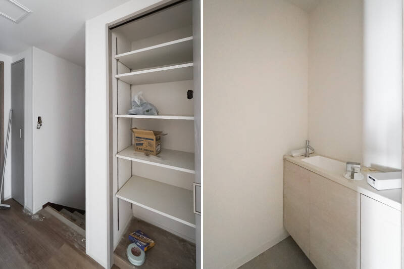 <b>左・</b>廊下にも、大小ふたつの収納が用意されています。収納が豊富なのはうれしいですね！／<b>右・</b>トイレには収納を兼ねた小さな手洗いカウンターが。画角には入っていませんが、対面にタンクレスタイプの便器があります。