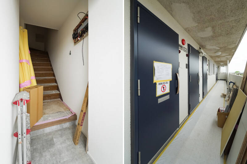 <b>左・</b>住戸の玄関は、居住空間とは1フロア下にあります。出入りの際は少しだけ階段を使うことになるのでご留意くださいませ。／<b>右・</b>玄関扉は2024年に改修工事を完了しており、ダブルロックの重厚な扉となっています◎