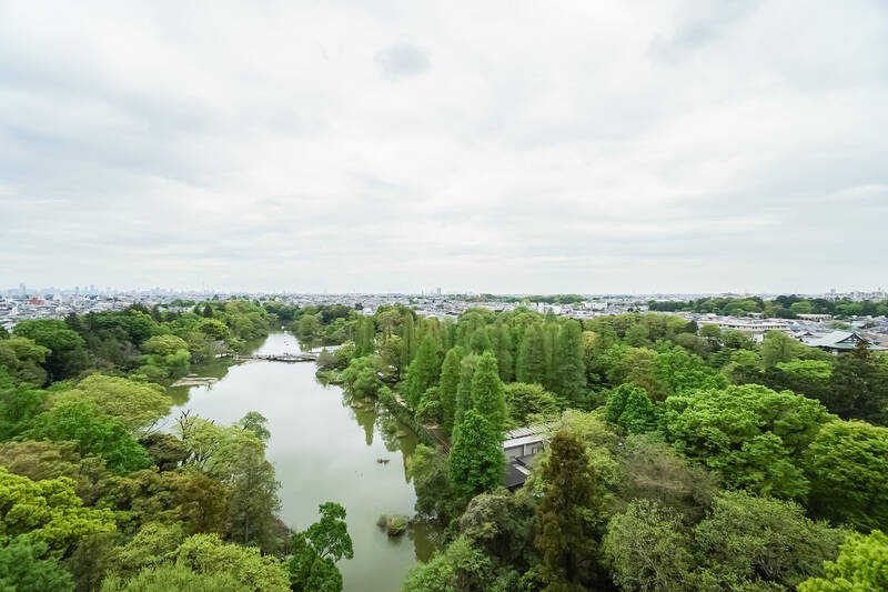 住戸のバルコニーからの眺めです。ちょうど眼下にスワンボートのおうち（発着所）が見えるナイスビュー。12階・公園向きですので外からの視線は気になりません。この景色なら、レースカーテンを閉めるのなんてもったいないくらいかも。