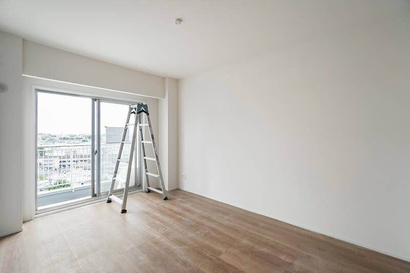 廊下へ出て、いちばん大きな洋室Bへやって来ました。なんとこちらの物件には、北側にもサブバルコニーがあるんです。