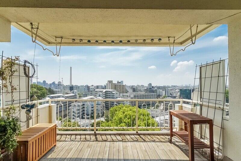 住戸所在は8階。ゆとりあるバルコニーからは、街並みを一望できます。水栓付きで、植物の水やりも便利。