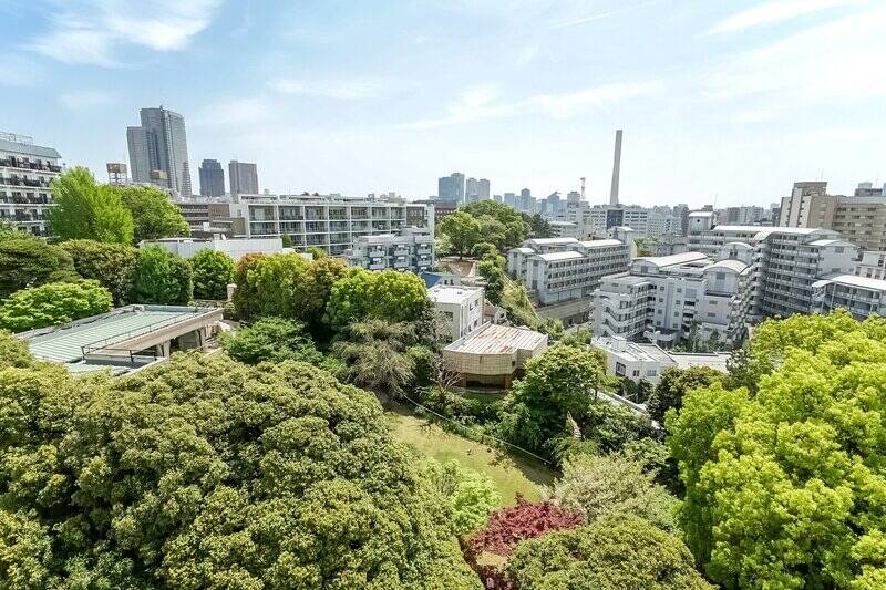 眼下には、元ハンガリー大使公邸、現在はフレンチレストラン「Q.E.D.CLUB（キューイーディークラブ）」の、植栽豊かな敷地が広がります。