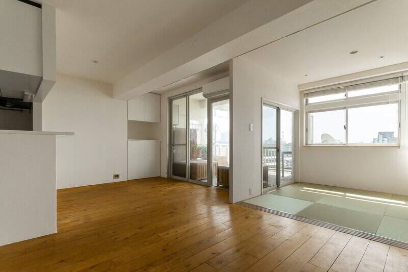 南と東向きの窓から、心地よい光が差し込むLDK。床は無垢材を使用しています。