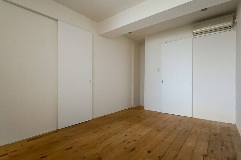 広さは約7帖。家具を配置しやすい長方形の間取り。左手の引き戸から廊下に出てみましょう。