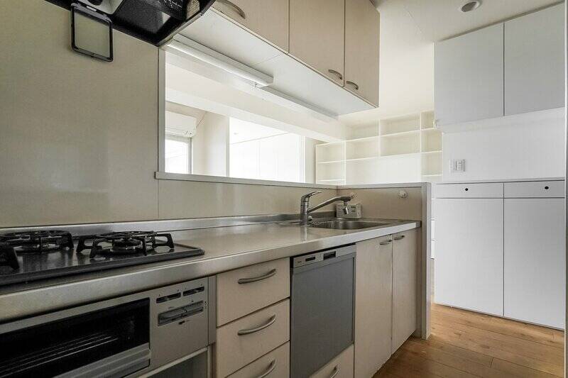 キッチンは、3口ガスコンロ・食洗機付き。一部扉の外れがあり使用感もあるため、こちらも交換を検討しておくとよさそうです。背面には冷蔵庫置き場とカップボードが配置されています。