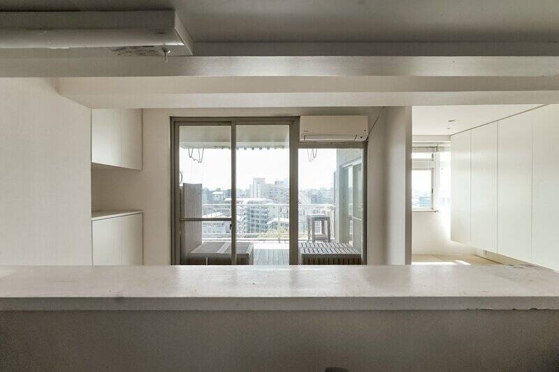 シンクに立った際の正面ビュー。洗い物をしながら、外の景色を楽しめます。