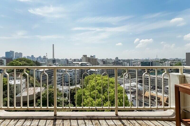 気づけば、足はバルコニーへ……。なんて贅沢な時間なんでしょう。驚くことに、「恵比寿」駅からマンションまでは徒歩7分なんですよ。