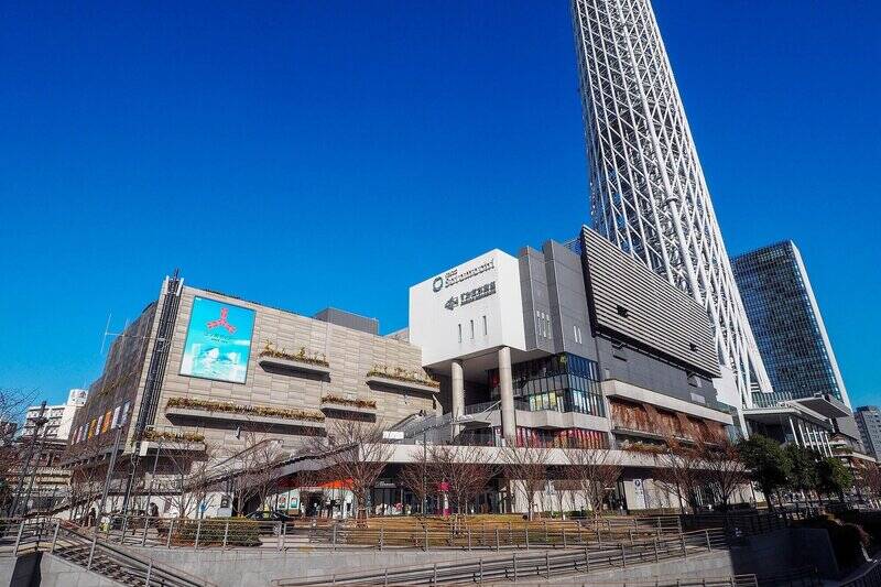 「東京スカイツリー」の足元に広がる「東京ソラマチ」まで徒歩10分。物件の最寄りである「押上」駅直結の商業施設で、水族館などアミューズメント施設ほか、スーパーなど300店以上のテナントが集まっています。