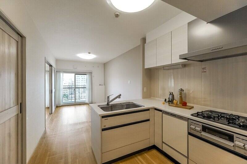 広さは12帖。キッチンはゆったりとしたL字型タイプを配置しています。