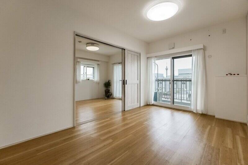 リビングダイニング（LD）に隣接する洋室Aのドアを開け放てば、開放感がアップ！ 南と西それぞれにある窓を開けると、心地よい風が室内を通り抜けてくれます。