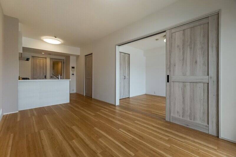 キッチン右手と背面にあるドアはそれぞれ、サービスルームとパントリーにつながっています。それでは洋室Aを覗いてみましょう。