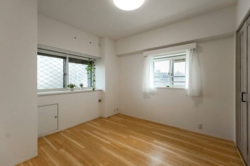 南と東の二面に窓があります。