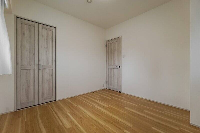 個室の中で最も広さがあるので、こちらがメインベッドルームになりそうです。