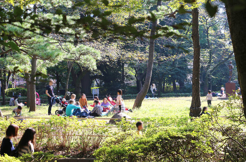 休日やお仕事の合間の気分転換には、渓流がある「有栖川宮記念公園」がぴったり。商店街のお店でテイクアウトして、愛犬と一緒にのんびりした時間を過ごす...... なんて光景が浮かびます。公園内には「東京都立中央図書館」もありますよ。（徒歩9分）