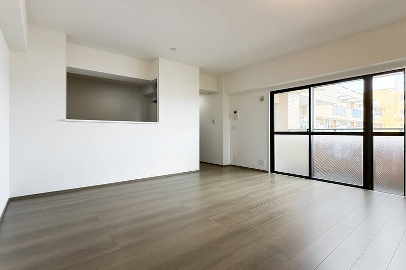 約16.5帖のLDK。北東向きに広く開口しています。