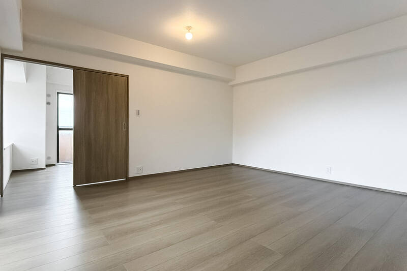 リビングダイニング（LD）は正方形に近いシンプルなかたちなので、家具のレイアウトがしやすそうです。左手の扉から、洋室Aにアクセスできます。