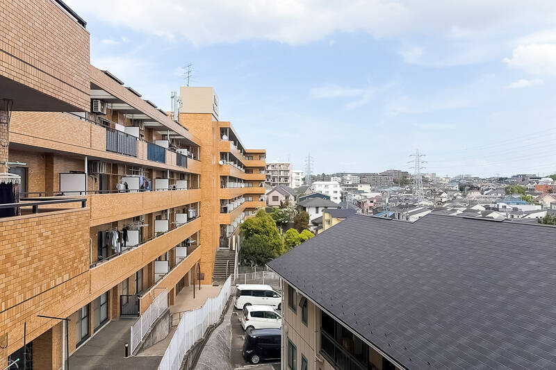 北東向き正面。右手に視線を向けると、周辺に高い建物がないため空が広く抜けています。左手はマンションの別住戸が見えるため、やや視線が気になるかもしれません。