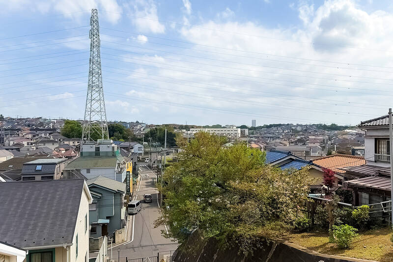 周辺の建物は背が低く、かつマンションが高台に建っているため、気持ちのいい空が広がっています。