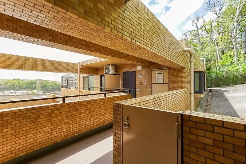 ワンフロア2住戸のみの配置で、正面に見えるのが今回ご紹介する物件。隣戸とは独立していて、四面に開口がある角住戸です……！