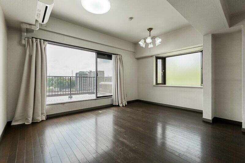 南東・南西の二面採光で、風通しも良好。曇りガラスの腰高窓には、すぐ隣のグリーンがやさしく映り込みます。