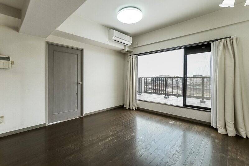 扉の向こうは洋室A。リノベーションの際は扉を全面引き戸にして、LDと一体で使えるよう可変性を出すのも、景色が広がってよさそう。