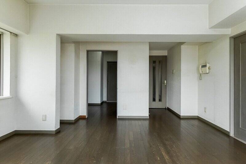 左手奥にはキッチンがあります。現況は壁で囲まれたセミクローズドな空間ですが、壁を取り払って開放的なキッチンにするのも一案。