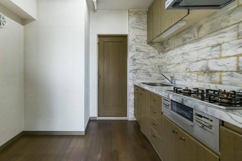 写真では見切れていますが、左手に腰高窓があり、換気がしやすい空間です。 奥の扉は洗面室へと続きます。