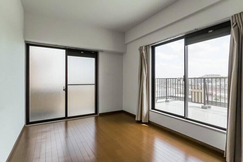 二面のバルコニーに面しており、居室の中ではベストポジション。寝室でもいいですが、広い空を望めるワークスペースにするのもよさそう♡