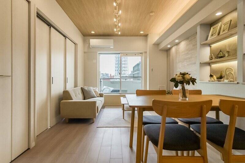 お気づきでしょうか？ 窓の中央に「東京スカイツリー」が堂々と佇んでいます。