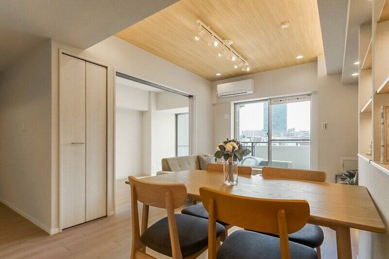 LDKは約13.3帖。洋室Aとの間の引き戸を開け放つと約18.3帖の空間になります。左手にはリビング収納があり、日用品のストックや書類などを整理できそうです。