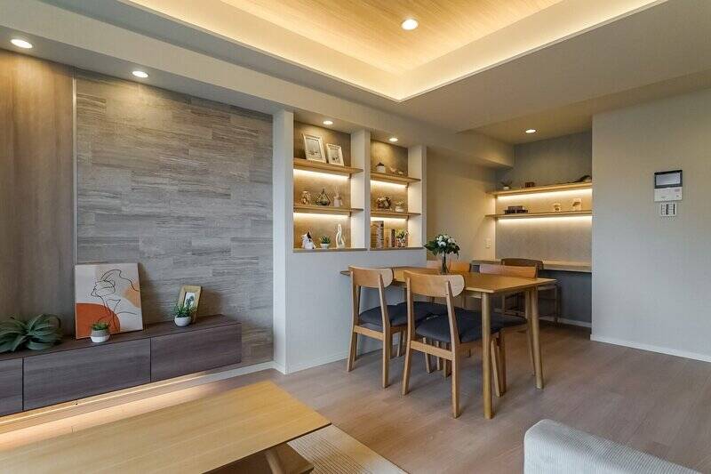 ダウンライトで照らされる造作のテレビボードに、オープン棚。棚には書籍やお気に入りのアイテムを飾ると気分があがりそう！