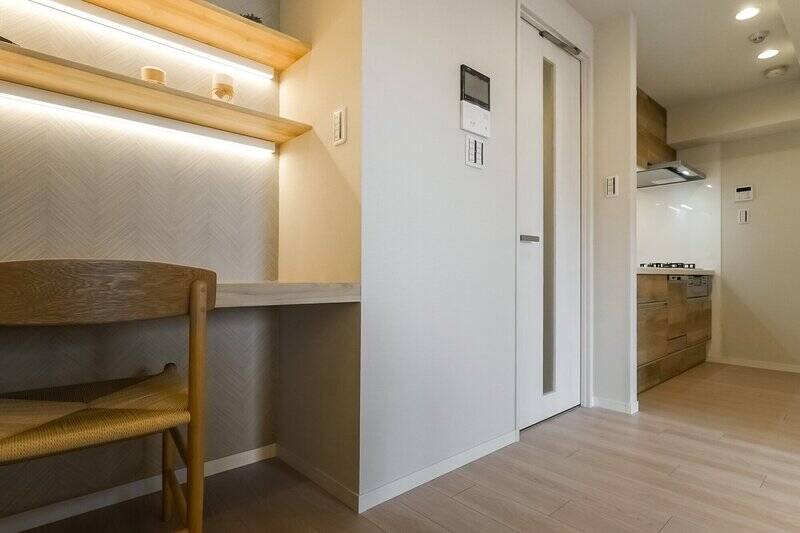 ややお籠もり感がある壁にスッキリと収まるカウンター。右手にキッチンがあります。