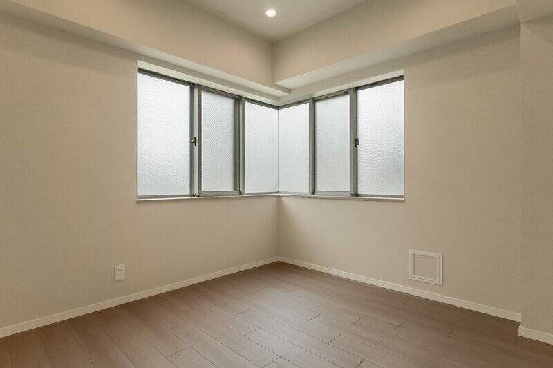 北西側に位置する洋室B。L字型の窓は大きく、曇りガラスながら明るい印象です。