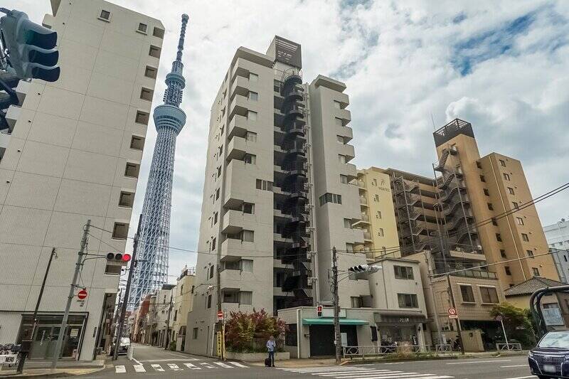 水戸街道沿いに建つマンション。背後にはスカイツリーがそびえています。1987年竣工・総戸数37戸で新耐震基準で建てられています。