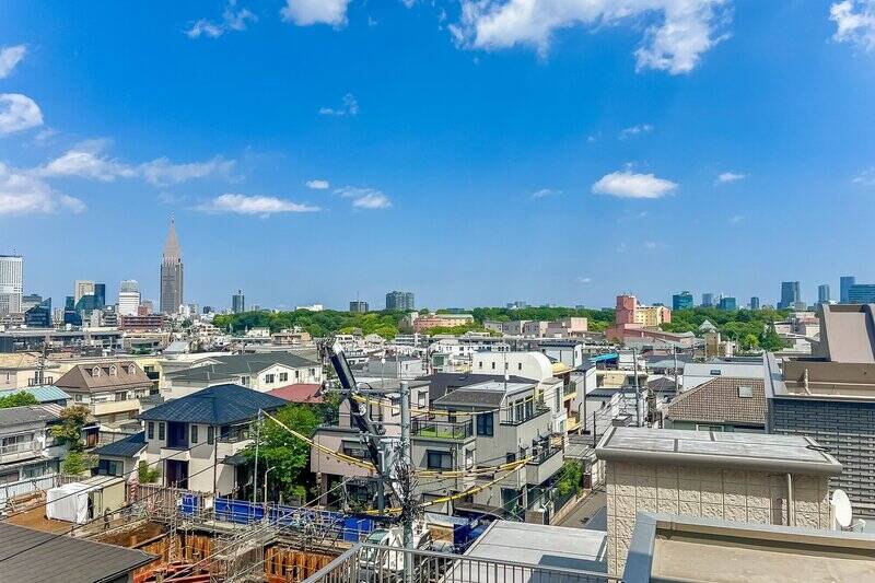 南東側のバルコニーから、少し北側に振った眺望。「明治神宮」や「新宿・渋谷」方面まで見渡せてきもちいい！